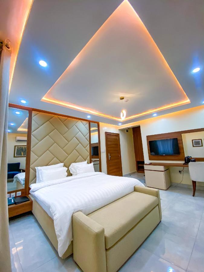 Plush Hotel,אבוג'ה מראה חיצוני תמונה