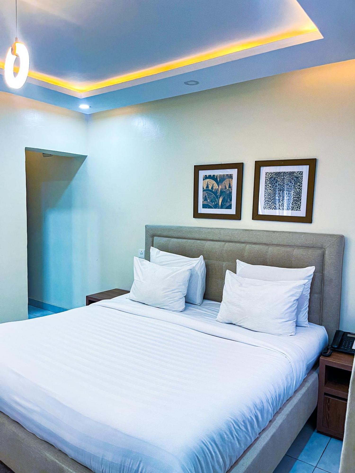 Plush Hotel,אבוג'ה מראה חיצוני תמונה