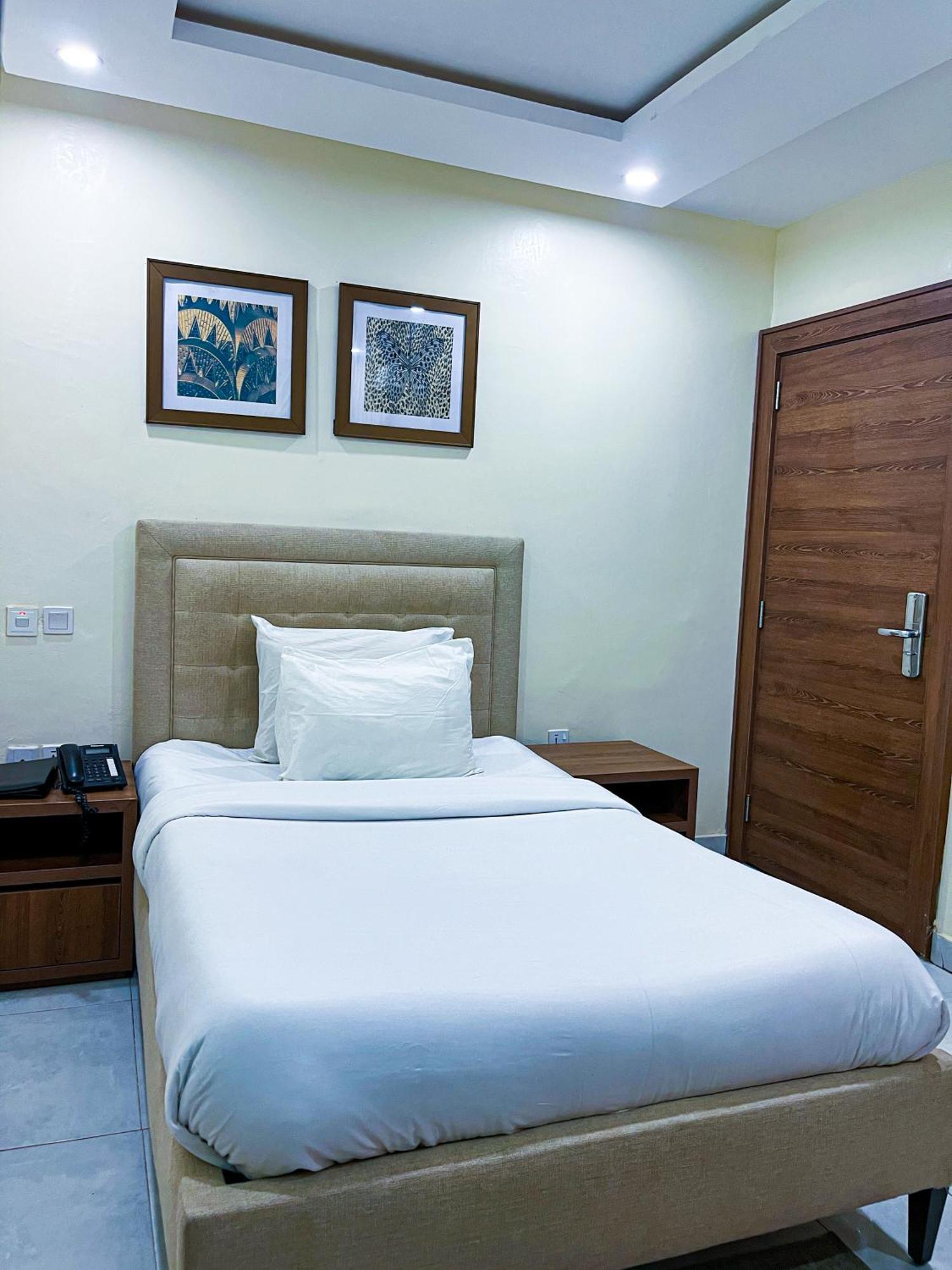 Plush Hotel,אבוג'ה מראה חיצוני תמונה
